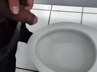 Haciendo pipí en un baño público