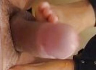 Milf colombiana hace footjob con los pies esposados y recibe una  una descarga en sus pies de semen