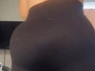 Twerking and clapping my fat white ass while thinking about how many men Ive made cum with my vids