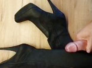 Cumming on high leather boots