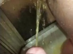 GOLDEN SHOWER After sex, she pissed on his cock, he pissed on her pussy before having a real shower