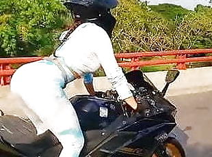 CULONA EN LEGGINS EN MOTO