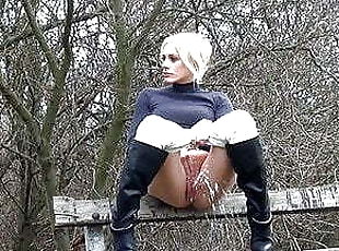 en-plein-air, pisser, public, maison, cam, voyeur, blonde, bottes, caché