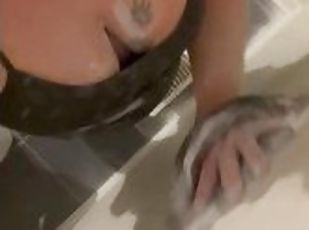 Curvy freckled pawg does some sanding in home reno