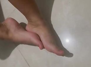 hermosos pies de latina rubia