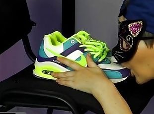 Girl tongue brings her sneakers to orgasm! Nike Air Max!