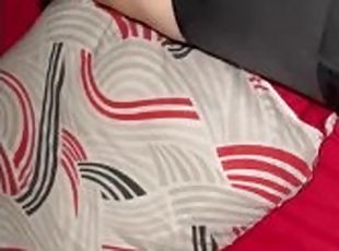 Femme mature prise en levrette sur le lit, il jouit sur son cul
