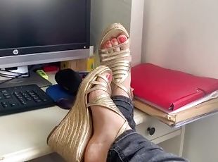 Foot fetish / coute la secrtaire en talons