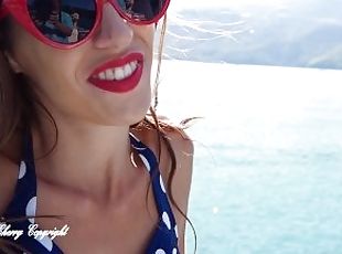 Tara Cherry se promene en bateau sur le Lac (real public sex amateur outdoor)