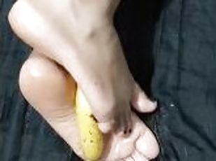 Toejob, ebony oiled soles make a footjob on a banana with this soft feet, playing feet