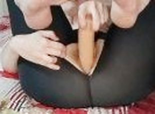 Chica de tetas pequeñas follando un gran consolador y mostrando los pies - lesbianas en español