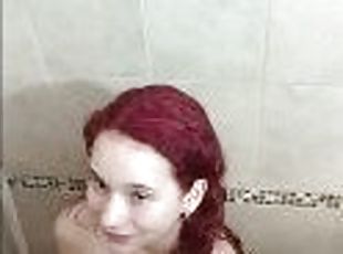 Jovencita hermanastra pelirroja es follada por su pervertido hermanastro de polla grande en la ducha