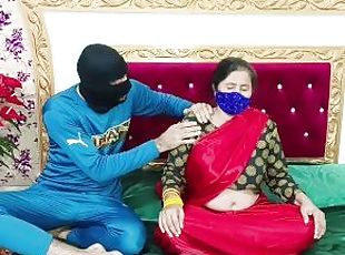 Hindi Bhabhi in Hot Saree Blowjob Sex with Her Servant