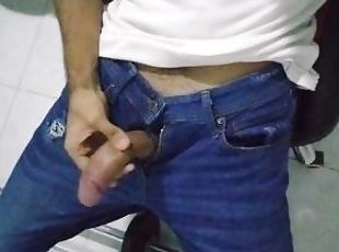 tocando pene fuera del cierre del pantalon