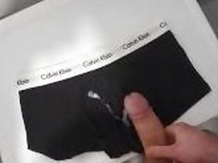 Cum sur mon boxer Calvin Klein